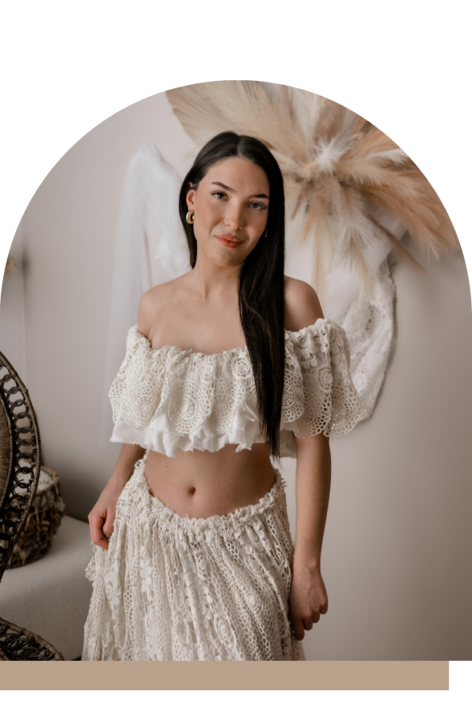 Portrait femme en intérieur, lumière douce, robe bohème et dentelle.