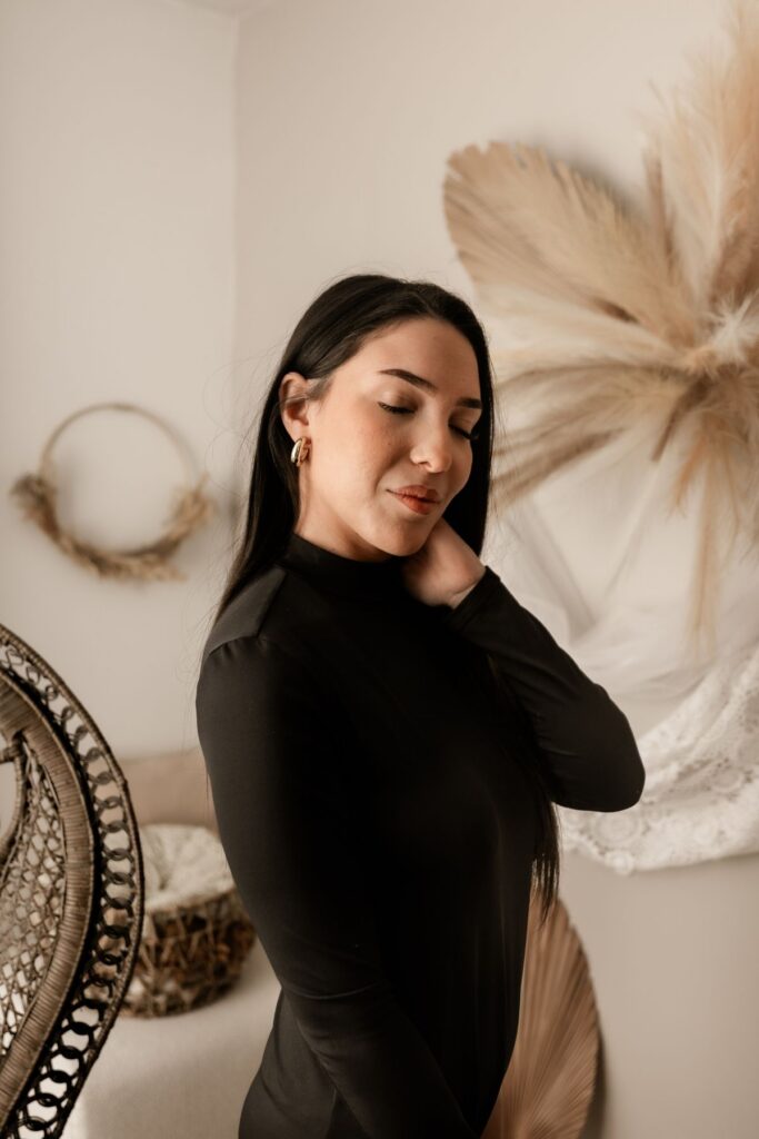 Femme habillée en noir, décor bohème, pampa, lumière douce, intérieur